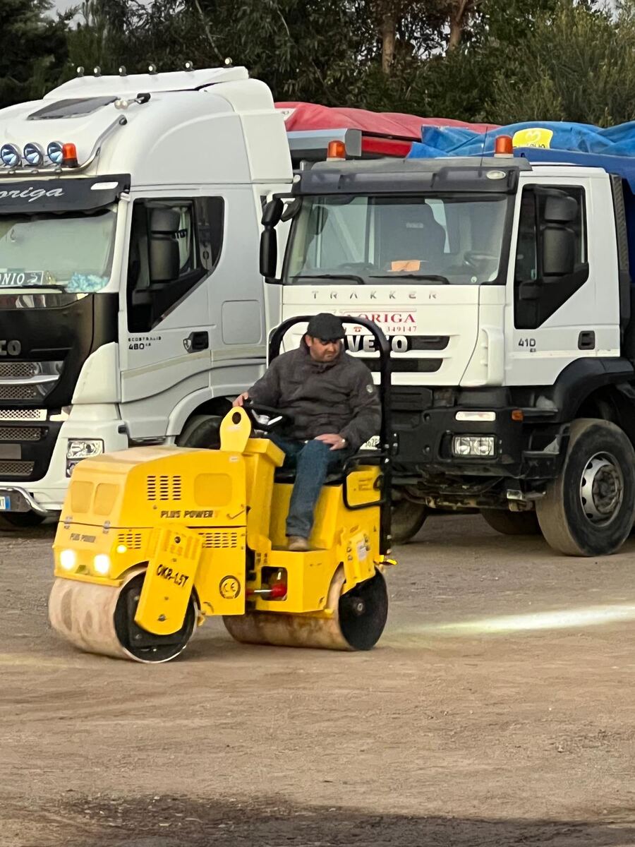 Rullo compattatore al lavoro su un cantiere stradale