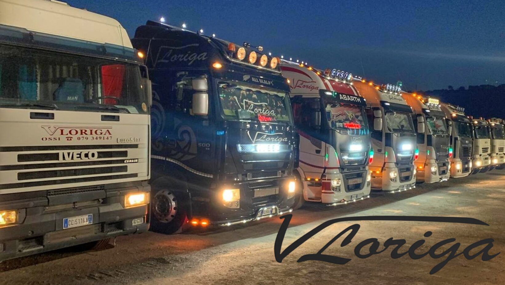 Il parco mezzi Loriga Srl schierato al tramonto, con i camion illuminati
