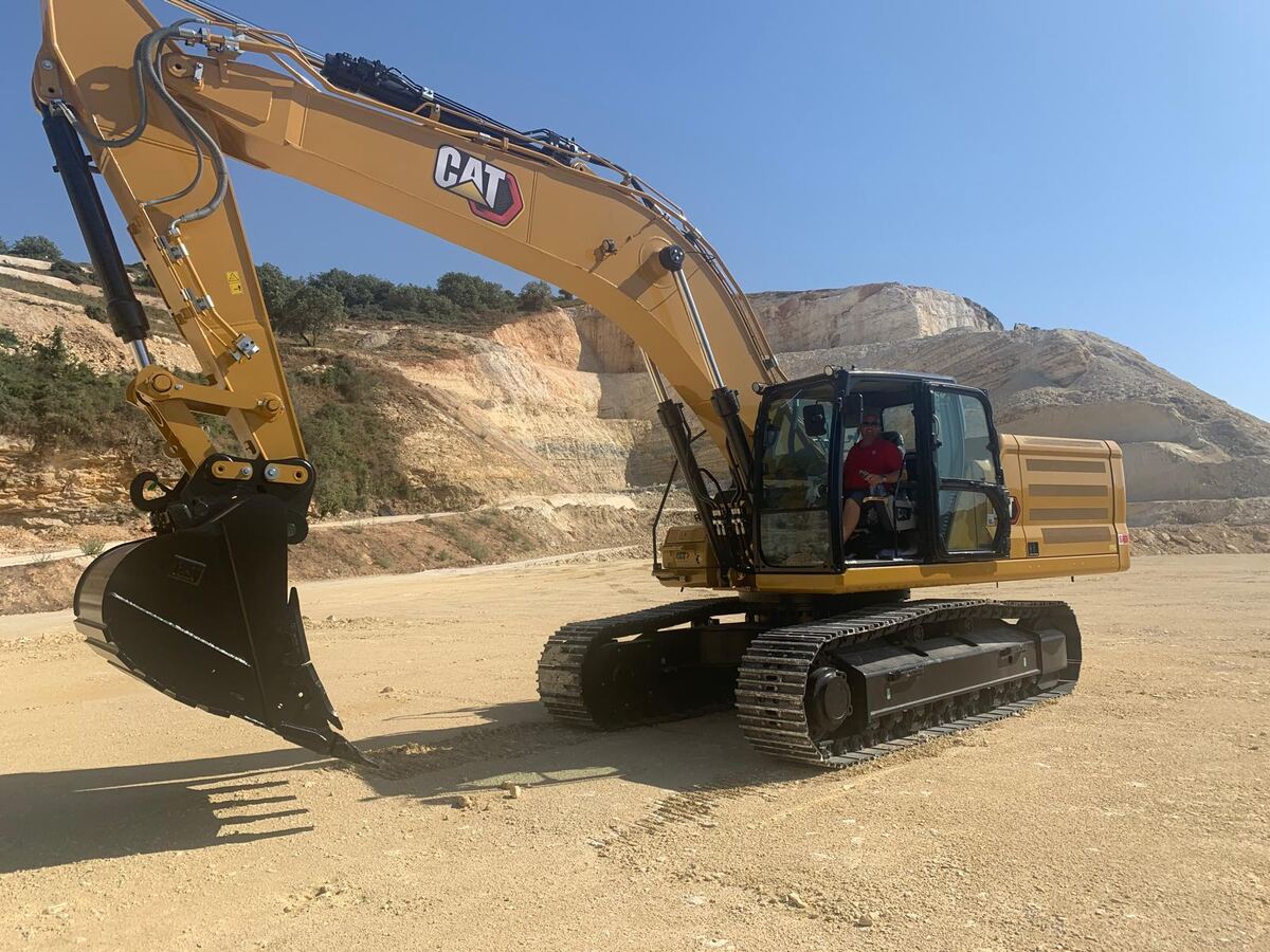 Escavatore CAT al lavoro in cava per il movimento terra
