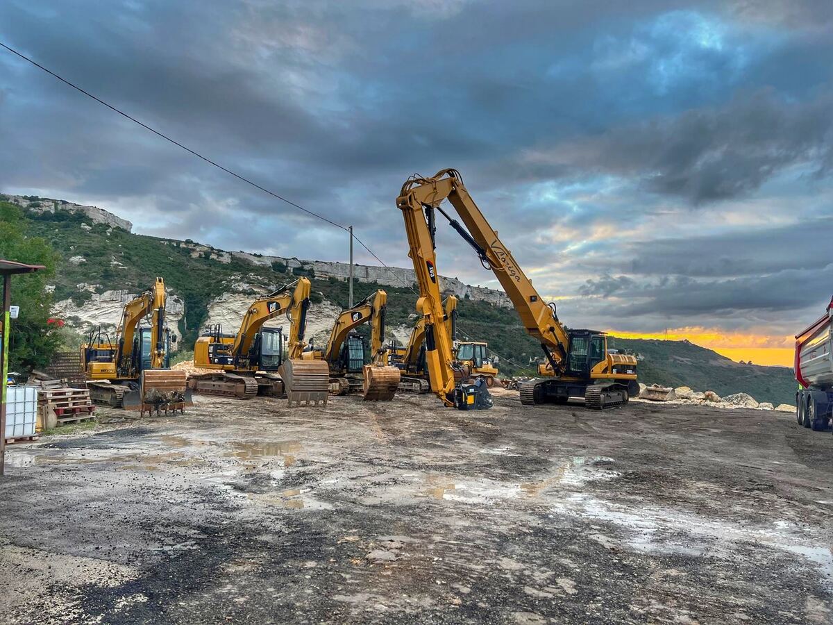 Escavatori Loriga schierati in cantiere per lavori di scavo