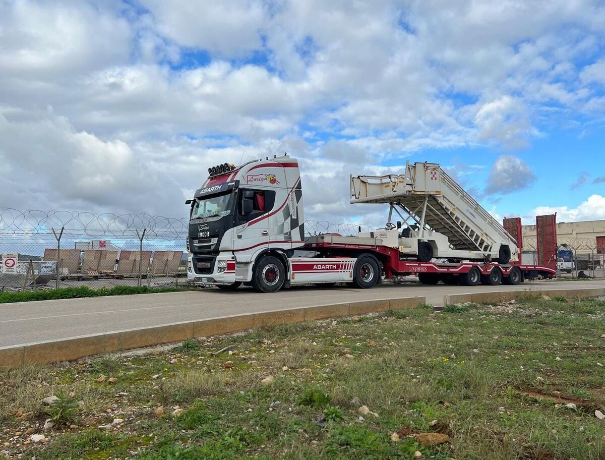 Camion Loriga trasporta una scala mobile aeroportuale
